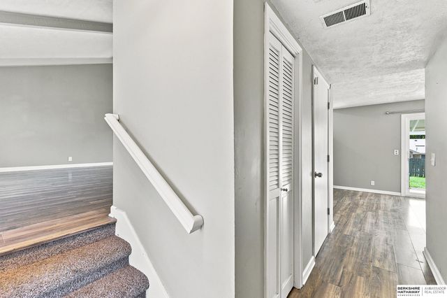 6107 S 95th Street, Omaha, NE 68127