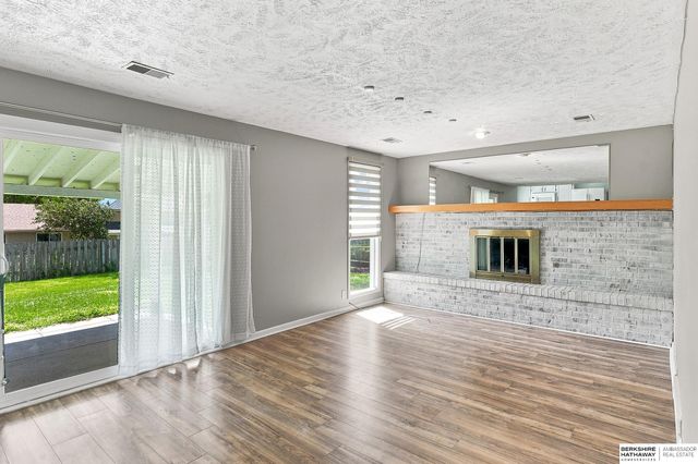6107 S 95th Street, Omaha, NE 68127