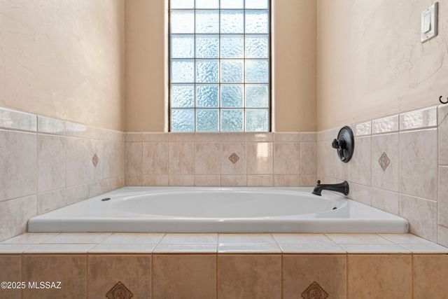 12801 N Kingair Drive, Tucson, AZ 85755