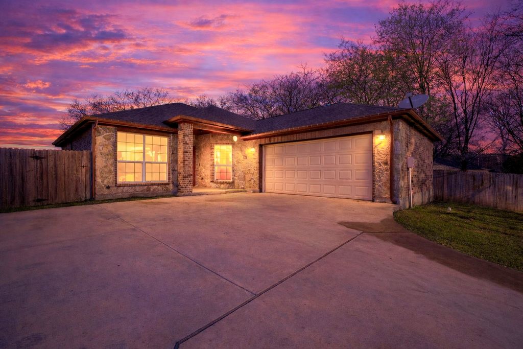 110 S Watson Street, Alvarado, TX 76009