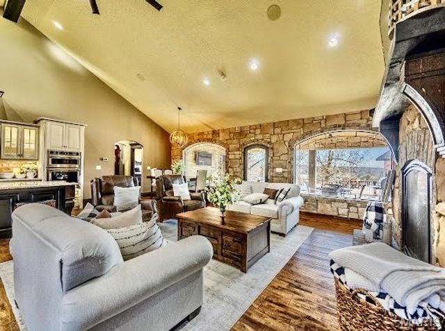 23900 Emerson Road, Lebanon, MO 65536