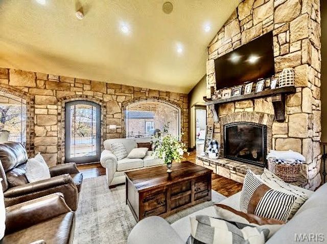 23900 Emerson Road, Lebanon, MO 65536