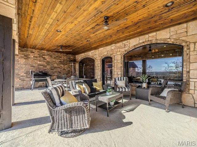 23900 Emerson Road, Lebanon, MO 65536