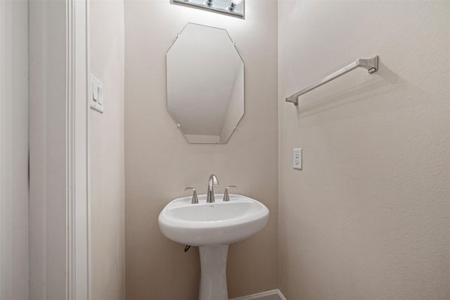5951 S Loop E 55, Houston, TX 77033
