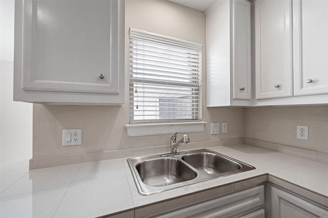 5951 S Loop E 55, Houston, TX 77033