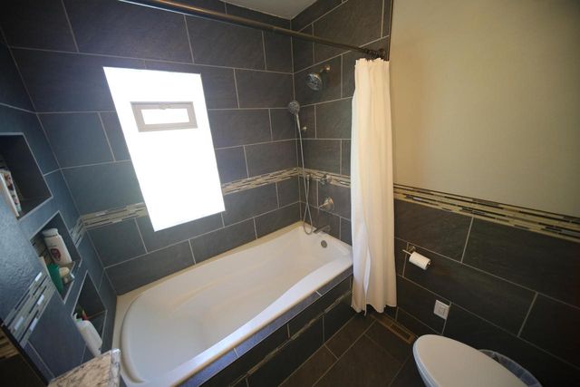 305 North AVENUE, Hartland, WI 53029