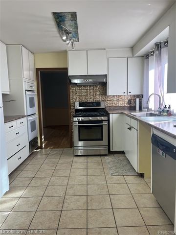 28917 Ramblewood Drive, Farmington Hills, MI 48334