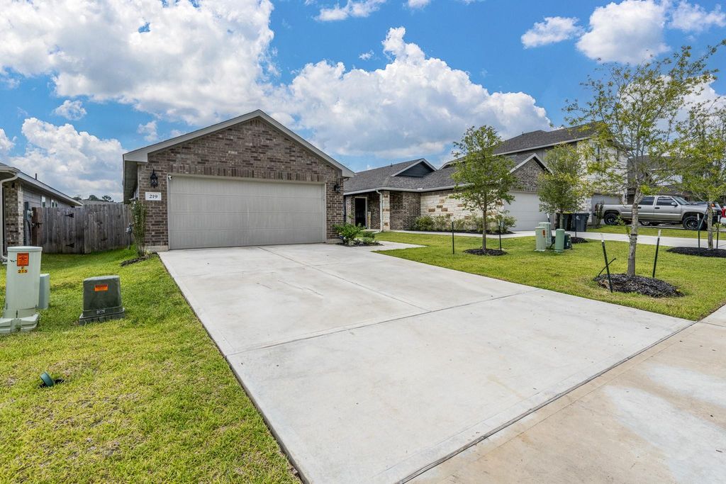 219 Charles Ridge Drive, Conroe, TX 77316