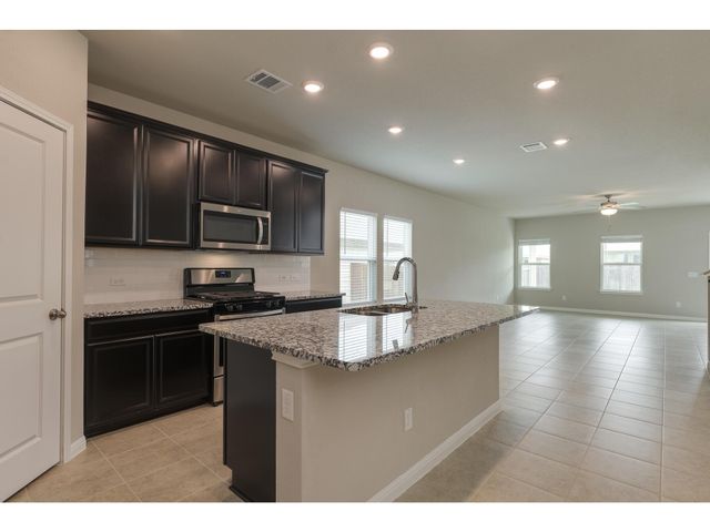 111 Grapefruit RD, Hutto, TX 78634