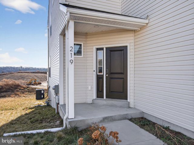 219 SUNGLO DR, Leesport, PA 19533