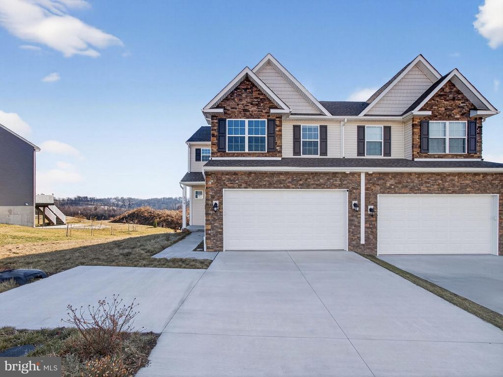 219 SUNGLO DR, Leesport, PA 19533