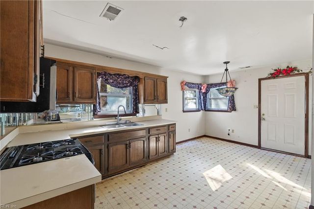 129 S 6th ST, Suffolk, VA 23434