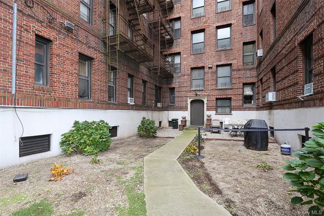 11525 Metropolitan Avenue 233, Kew Gardens, NY 11418