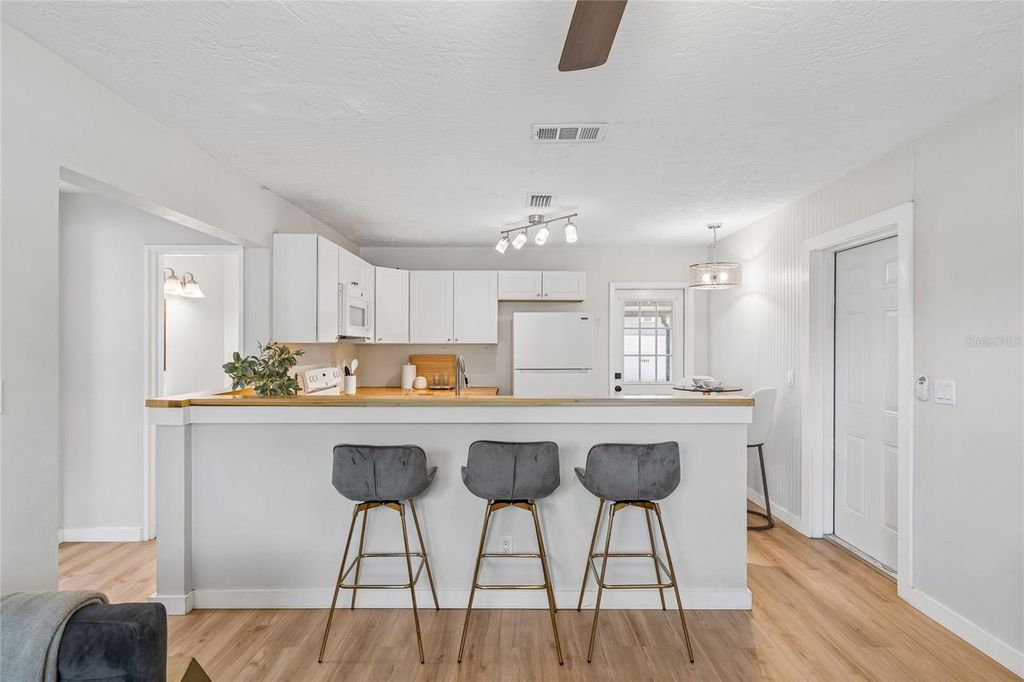Image 6 of property listing at 4001 W ROGERS AVENUE, Tampa, FL 33611