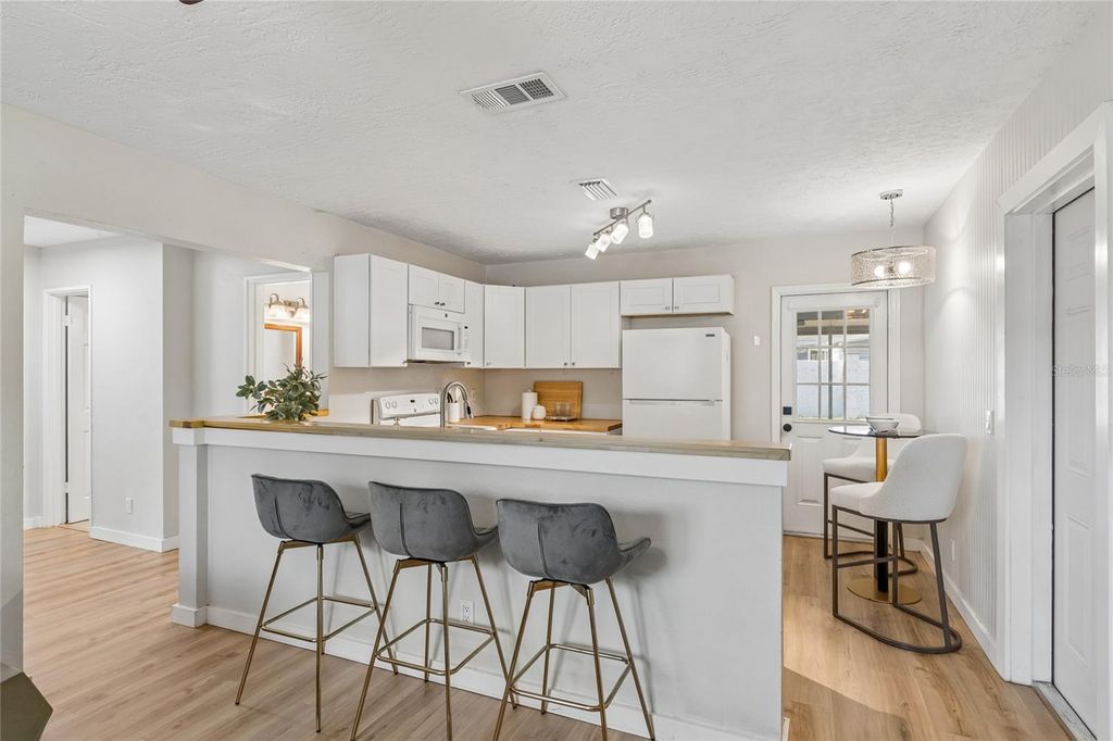 Image 7 of property listing at 4001 W ROGERS AVENUE, Tampa, FL 33611