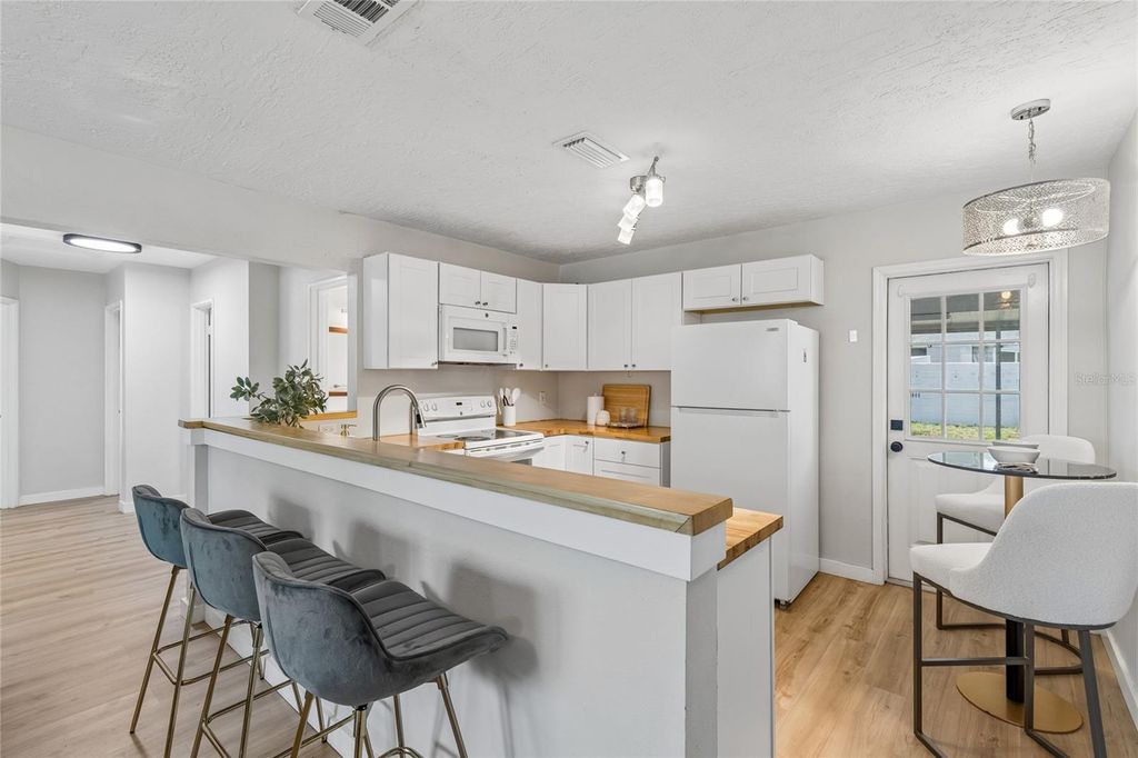 Image 8 of property listing at 4001 W ROGERS AVENUE, Tampa, FL 33611