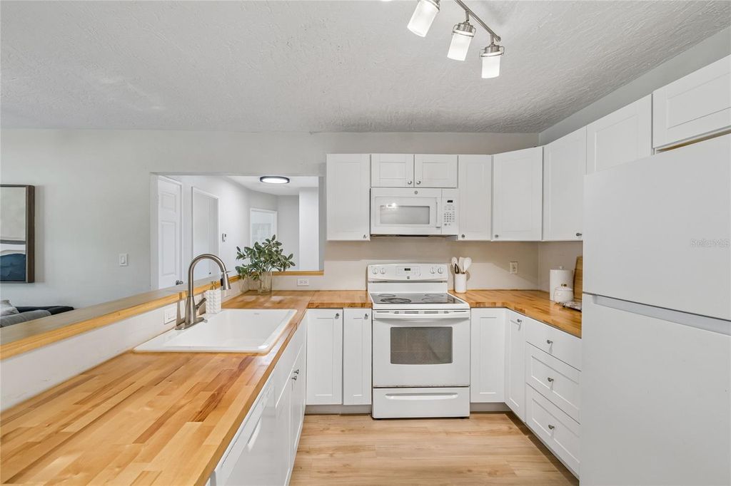 Image 9 of property listing at 4001 W ROGERS AVENUE, Tampa, FL 33611