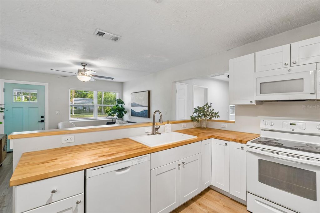 Image 10 of property listing at 4001 W ROGERS AVENUE, Tampa, FL 33611