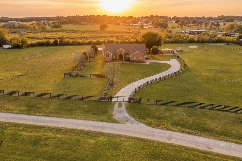 Image 63 of property listing at 10616 OLD GROVE ROAD, Clermont, FL 34711