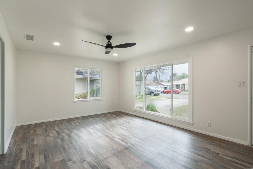 Image 12 of property listing at 1812 W Bellaire Way, Fresno, CA 93705