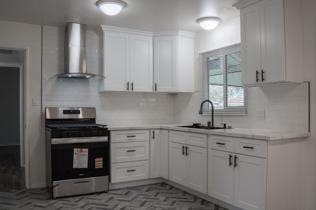 Image 14 of property listing at 1812 W Bellaire Way, Fresno, CA 93705