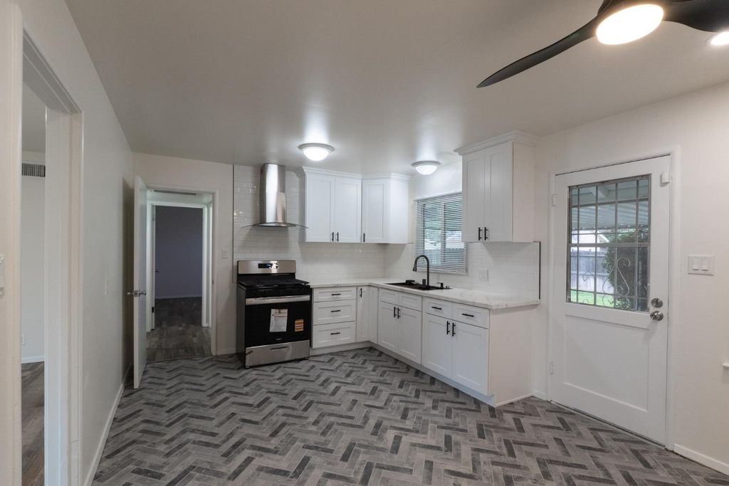 Image 15 of property listing at 1812 W Bellaire Way, Fresno, CA 93705