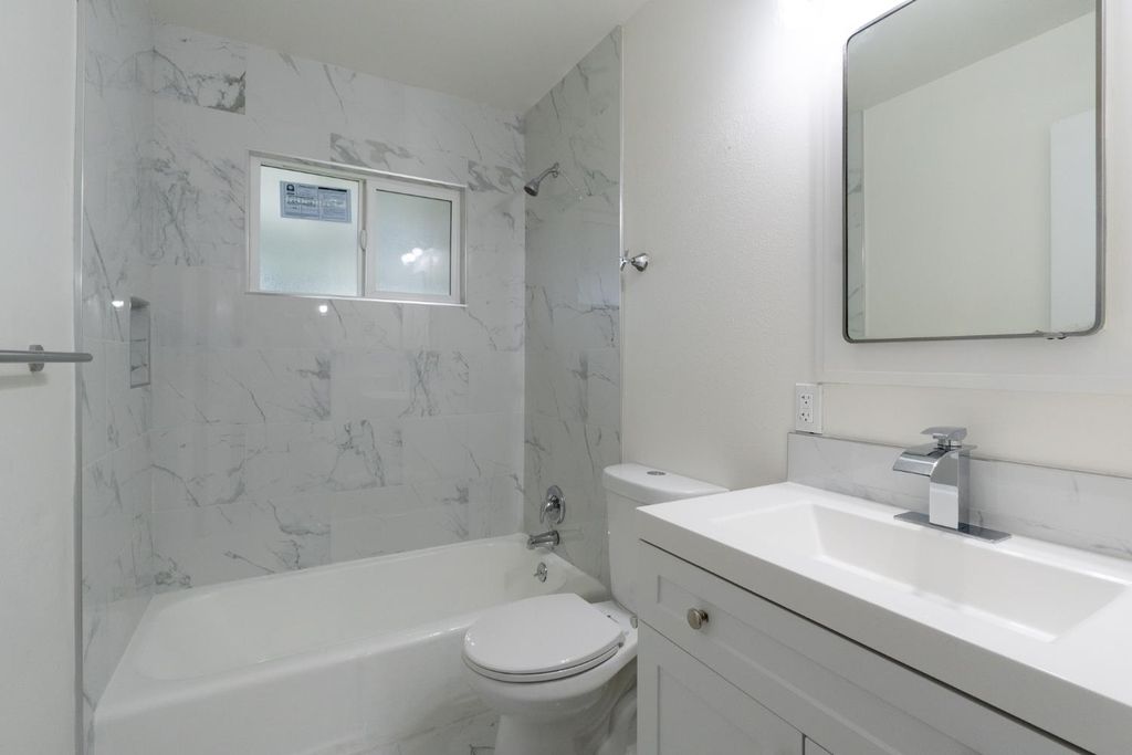 Image 17 of property listing at 1812 W Bellaire Way, Fresno, CA 93705