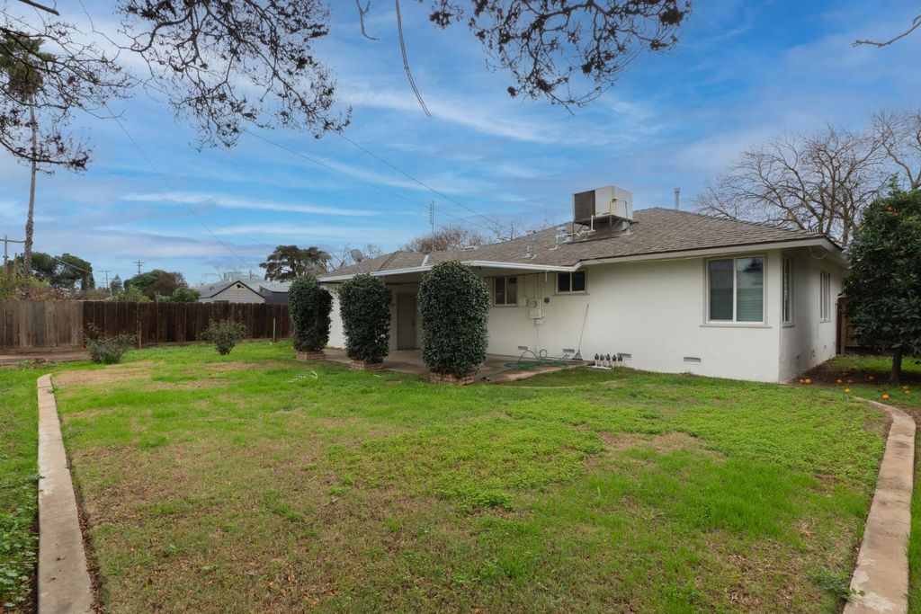 Image 25 of property listing at 1812 W Bellaire Way, Fresno, CA 93705