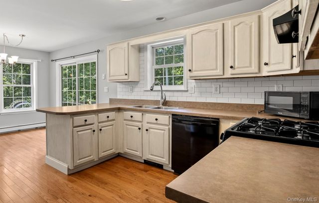 13-14 Creekside Place, Pleasant Valley, NY 12569