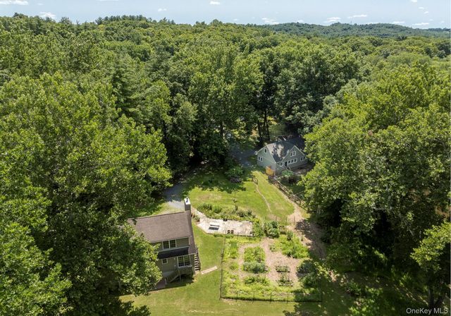 13-14 Creekside Place, Pleasant Valley, NY 12569