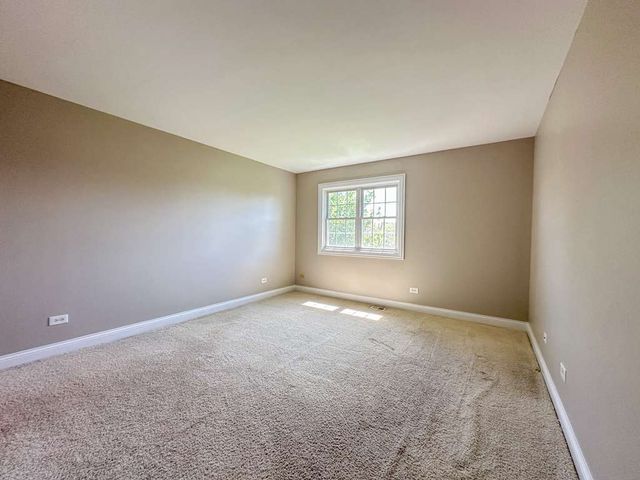 11 Foxcroft Road 11-127, Naperville, IL 60565