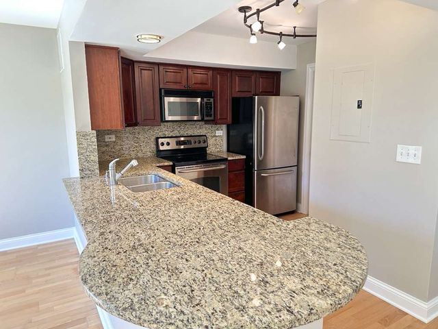 11 Foxcroft Road 11-127, Naperville, IL 60565