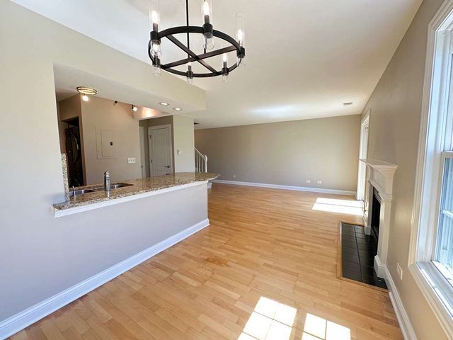 11 Foxcroft Road 11-127, Naperville, IL 60565