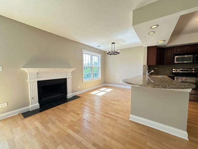 11 Foxcroft Road 11-127, Naperville, IL 60565