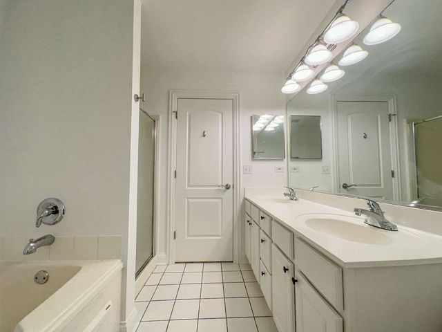 11 Foxcroft Road 11-127, Naperville, IL 60565