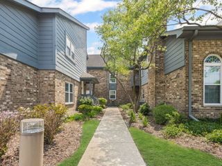 11 Foxcroft Road 11-127, Naperville, IL 60565