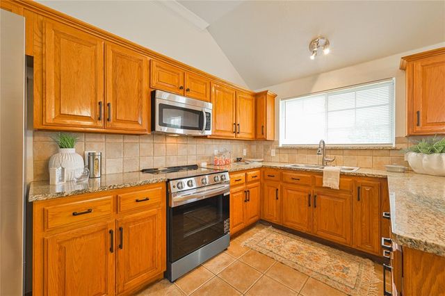 216 SW 40th Street, Moore, OK 73160