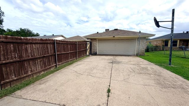 1521 Leicester Street, Garland, TX 75044
