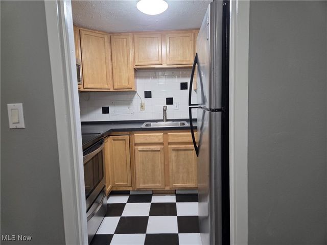 19101 Van Aken Boulevard 424, Shaker Heights, OH 44112