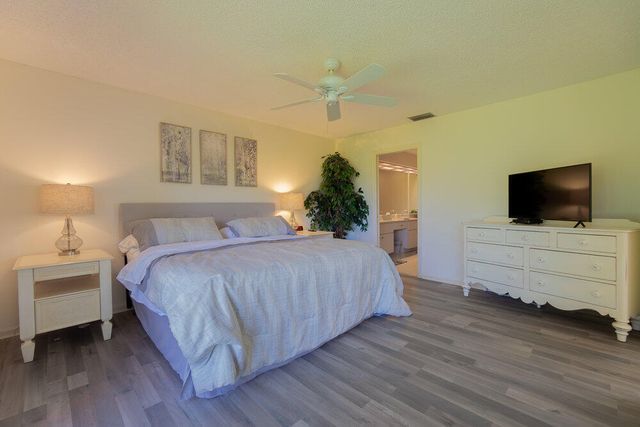 6672 S Pine Court, Palm Beach Gardens, FL 33418