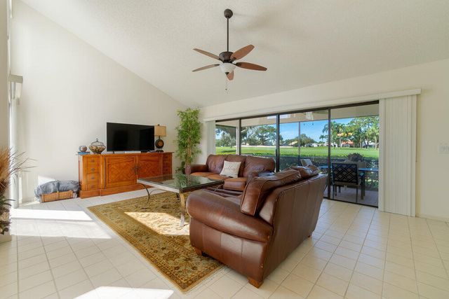 6672 S Pine Court, Palm Beach Gardens, FL 33418