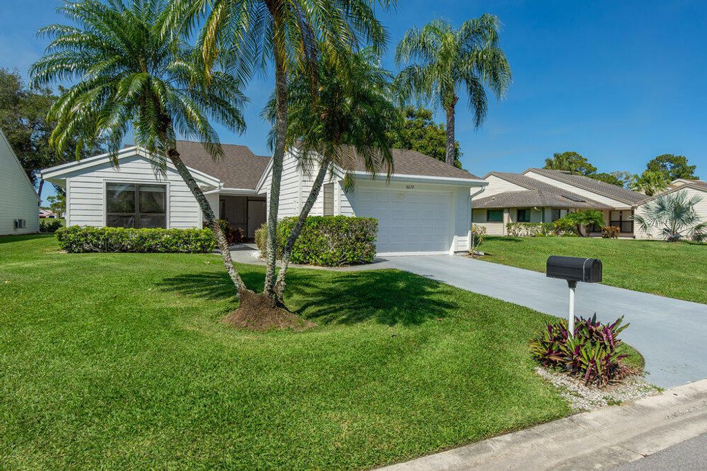 6672 S Pine Court, Palm Beach Gardens, FL 33418