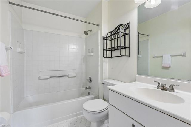 205 Amersham Dr Apt G, Yorktown, VA 23693
