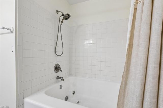 205 Amersham Dr Apt G, Yorktown, VA 23693