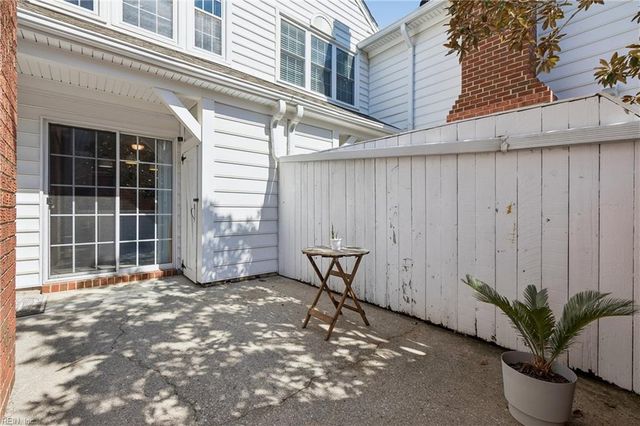 205 Amersham Dr Apt G, Yorktown, VA 23693