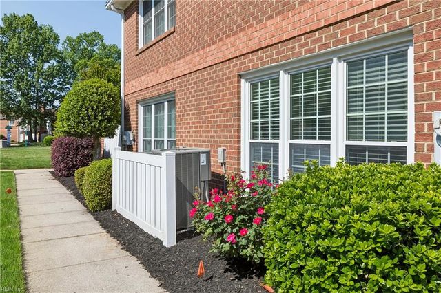 205 Amersham Dr Apt G, Yorktown, VA 23693