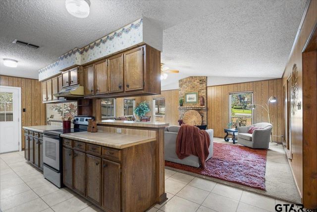 207 Grass Knoll Drive, Hideaway, TX 75771