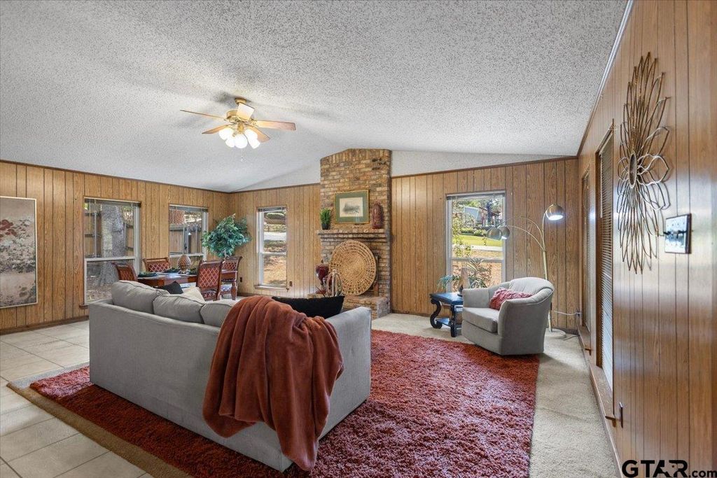 207 Grass Knoll Drive, Hideaway, TX 75771