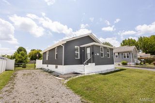 229 W Thomas Street, Roxana, IL 62084