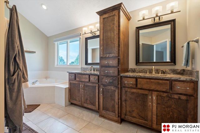 8608 S 98th Street, La Vista, NE 68128